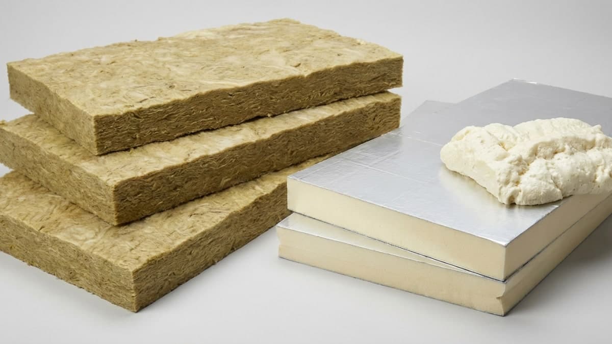 Verschillende dakisolatiematerialen: minerale wol, PIR en PUR