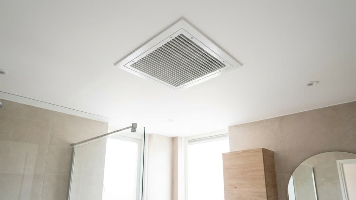 Ventilatierooster in plafond van moderne badkamer