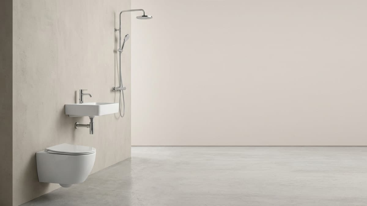 Modern sanitair: toilet, wastafel en douchekop