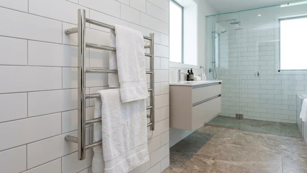 Design radiator met handdoekhouder in badkamer