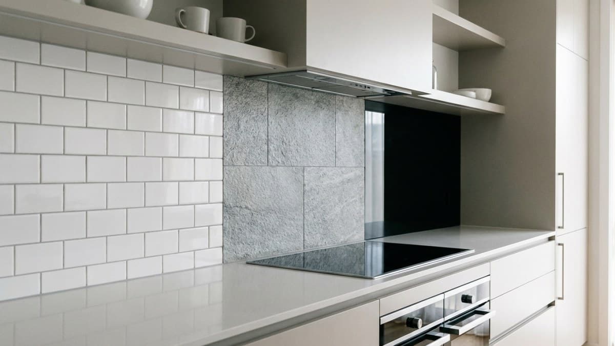 Verschillende keukenachterwanden: tegels, steen en glas