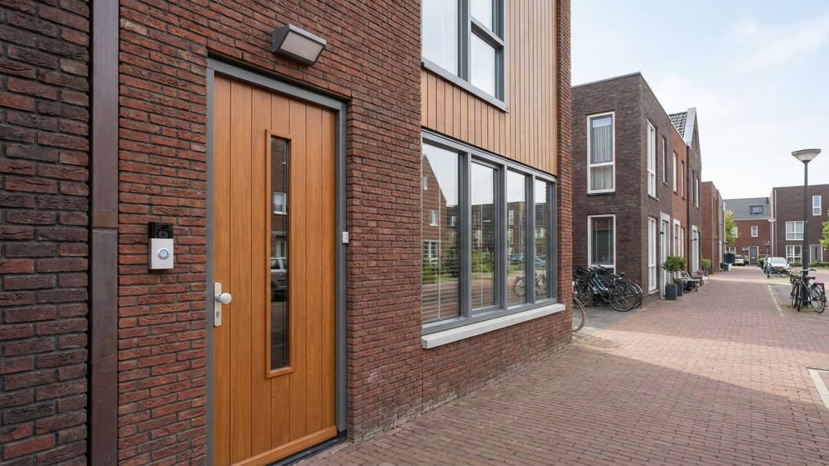 Moderne voordeur met slimme deurbel en beveiligingscamera